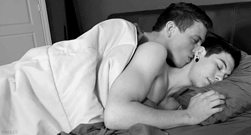 Couple Gay au lit